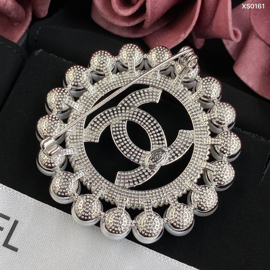 Deluxe Pearl Circle Brooch