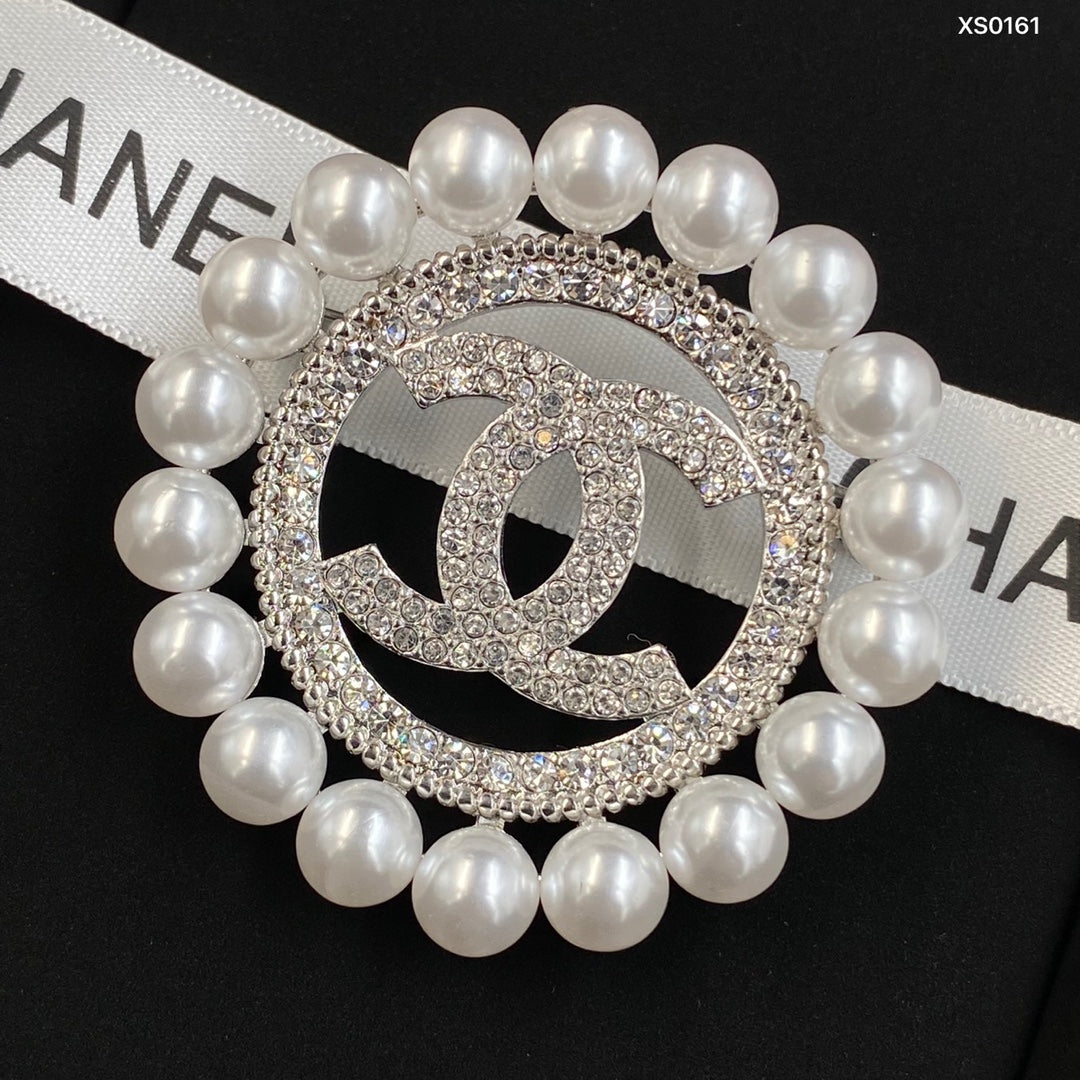 Deluxe Pearl Circle Brooch