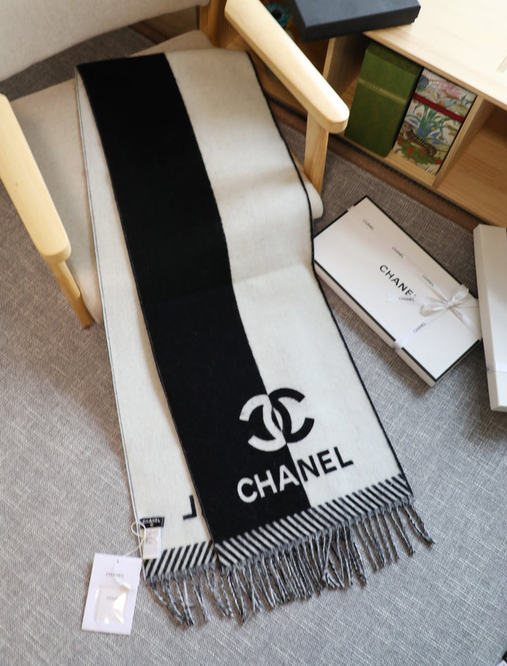 Classic CC three-color scarf